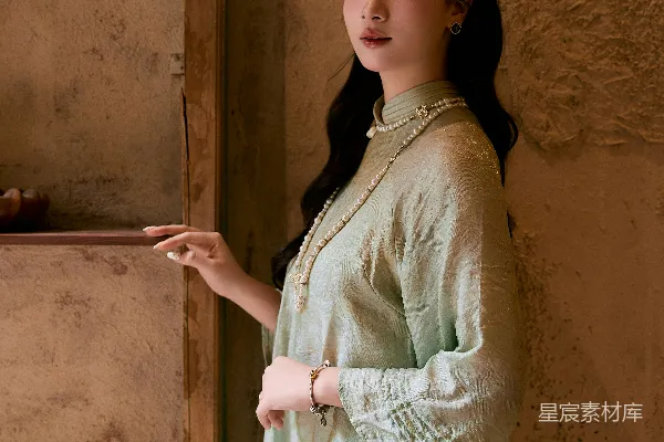 高清摄影 一位穿着浅绿色传统服装的年轻女子。