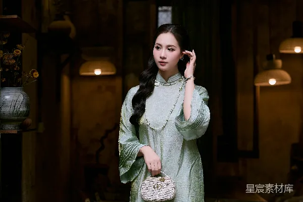 高清摄影 穿着复古连衣裙的女子手拿一个小钱包