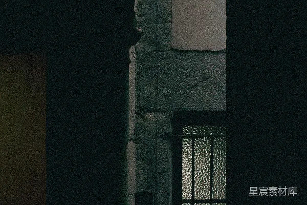 高清摄影 一座古老石制建筑，窗上有栏杆。
