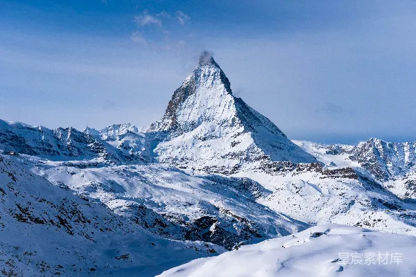 山峰覆雪，天空中漂浮着一朵云。