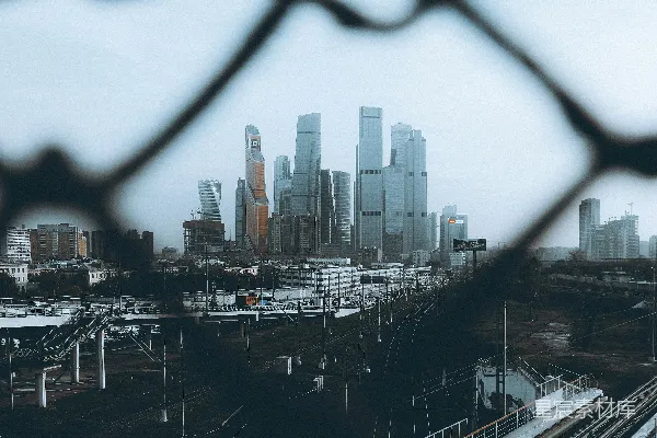 火车窗口看到的城市天际线