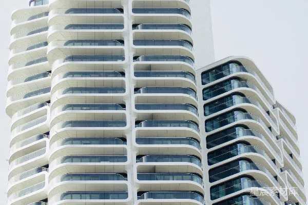 一座高大白建筑顶部有阳台