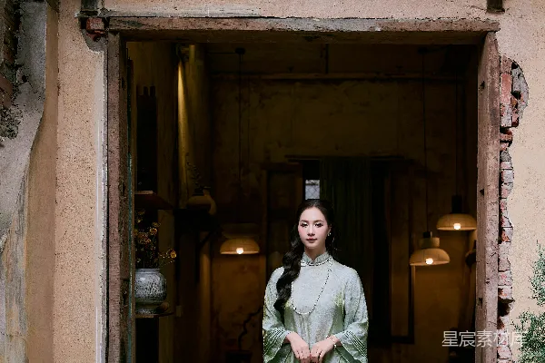 高清摄影 身穿传统中式服装的女子站在门口。