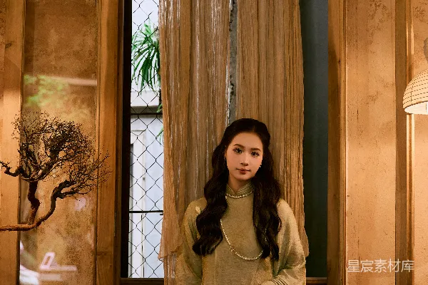高清摄影 年轻女子穿着复古连衣裙，站在窗边。