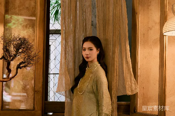 高清摄影 一位年轻的女子站在窗边，窗帘是半透明的。