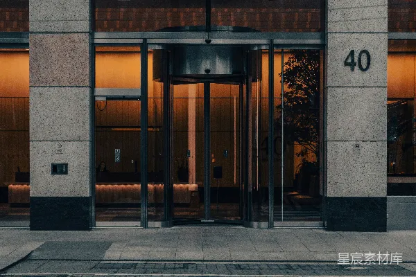 高清摄影 现代化建筑入口，设有旋转门和40号