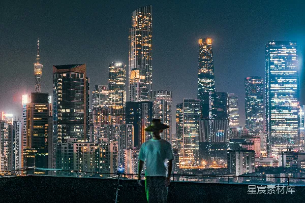一个男人站在屋顶上，后面跟着一辆摩托车。