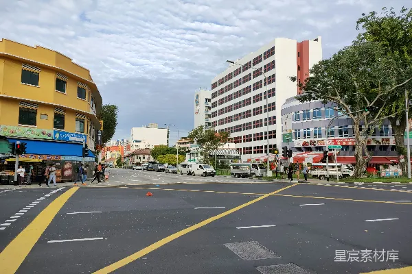 一条被黄线标画在路面上的城市街道