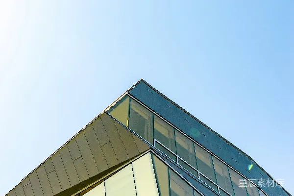 高清摄影 白天晴朗的蓝天下的灰色混凝土建筑