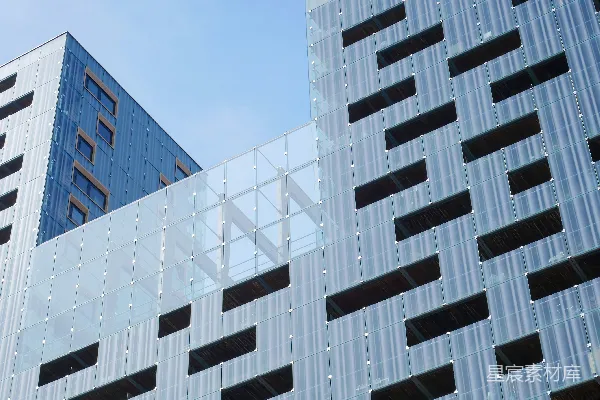 高清摄影 一座高大的建筑，窗户很多，旁边还有一座建筑。