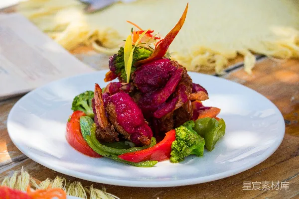 一块上面堆满了蔬菜的白色 plates
