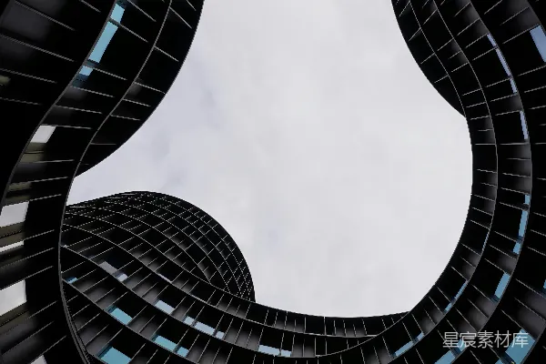 高清摄影 一座非常高大的建筑物，背景是天空。