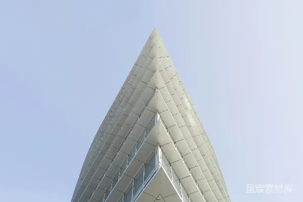 高清摄影 在白云下的白色建筑顶部