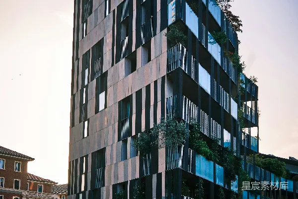 高清摄影 一座现代感十足的建筑，带有屋顶绿植。