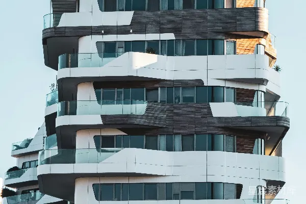 高清摄影 一座非常高大的建筑，有许多窗户和阳台。