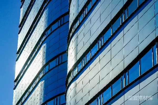 高清摄影 一座非常高大的建筑，有很多窗户。