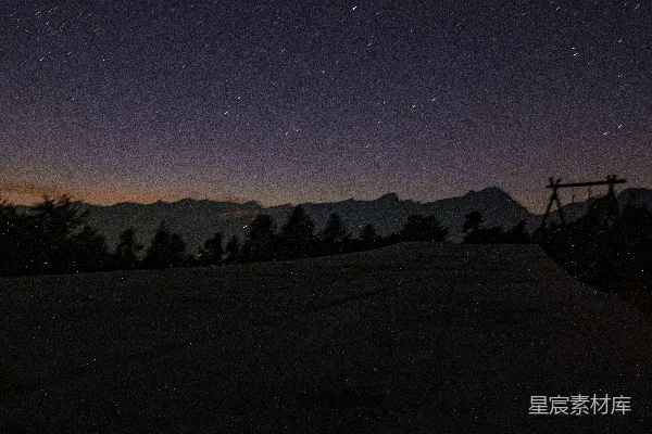 山峦和树木的轮廓下，星空璀璨之夜 skies璀璨，山峦与树影交织的夜晚星空
