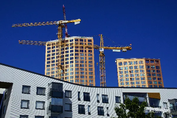 高清摄影 正在建设中的建筑物，背景有起重机。