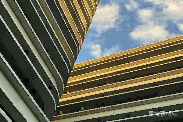 高清摄影 白天蓝天下的白色和棕色混凝土建筑