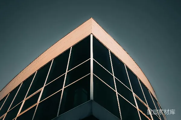 高清摄影 现代化建筑的角落，带有黑色玻璃窗。