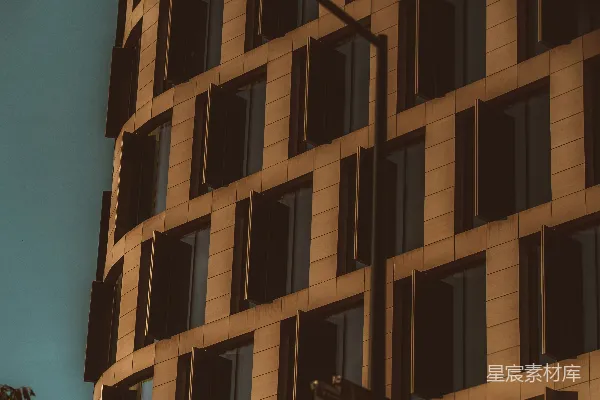 高清摄影 现代弯曲的建筑外墙，有许多窗户。