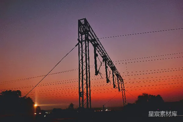 夕阳落在一排电线杆后面