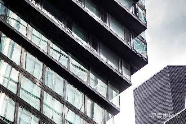 高清摄影 现代玻璃和混凝土建筑在多云的天空下。