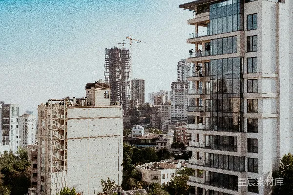 高清摄影 现代化城市的天际线，高楼林立，起重机在施工。
