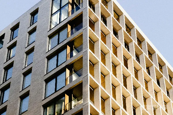 高清摄影 现代建筑，几何形立面，背景是晴朗的天空。