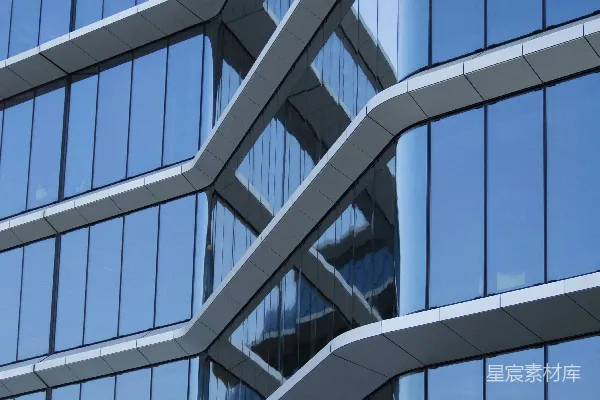 高清摄影 现代化的建筑，外墙是反射蓝色玻璃