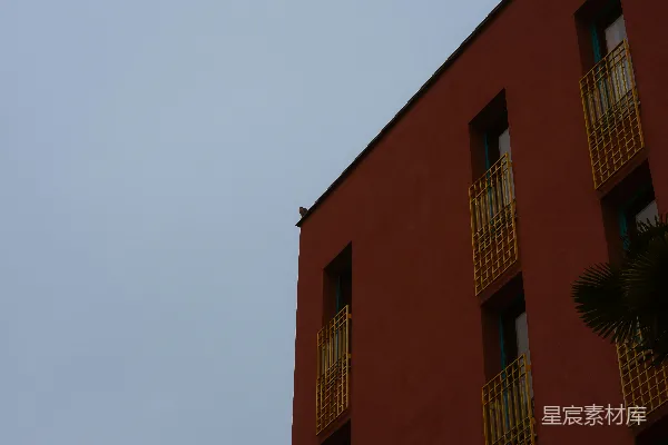 高清摄影 红墙黄栏杆的建筑在灰蒙蒙的天空中。