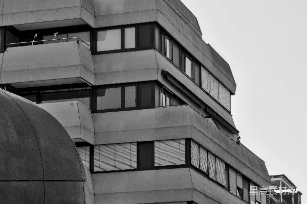 高清摄影 现代化的 Brutalist 风格建筑，带有阳台和窗户。