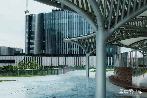 高清摄影 流线型的建筑天篷和反光地面