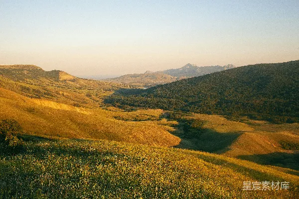 高清摄影 背景中有山的草甸山谷