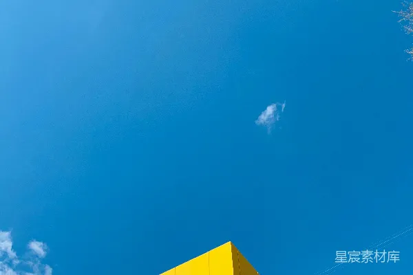 高清摄影 明亮的黄色建筑在清澈的蓝天背景下