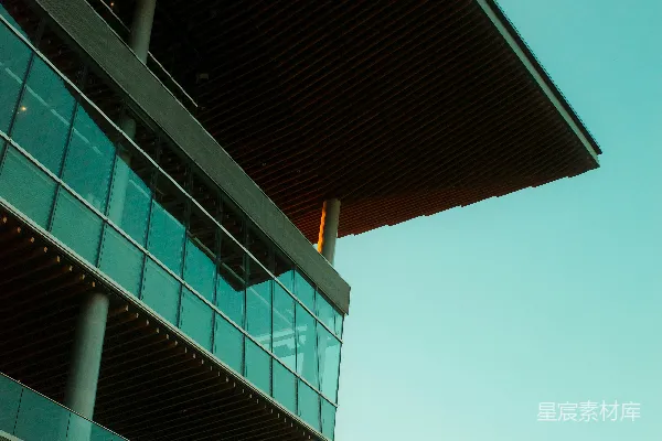 高清摄影 现代化的建筑，其阳台由玻璃制成，背景是蓝天。