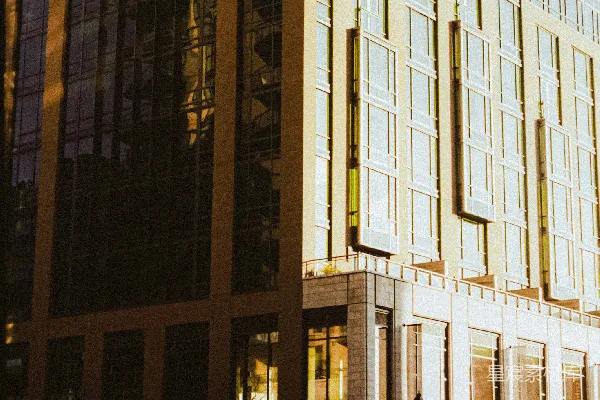 高清摄影 现代玻璃建筑，窗户反射出景象