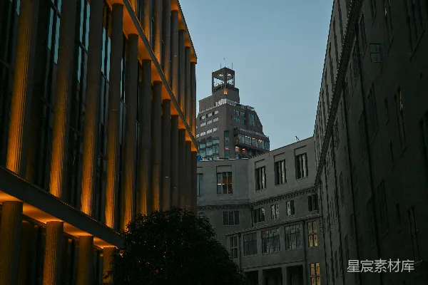 高清摄影 黄昏时分灯火通明的现代化建筑
