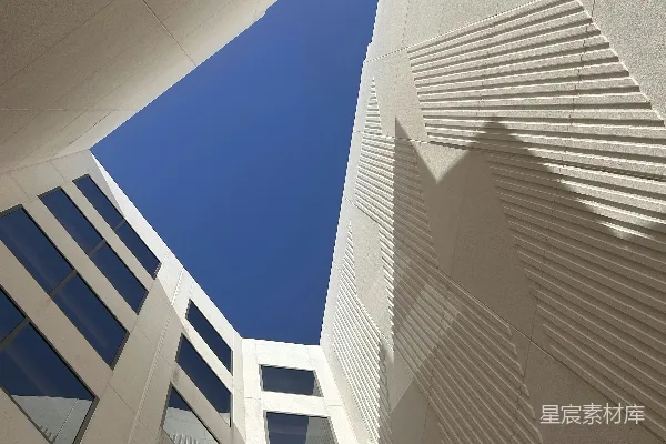 高清摄影 现代建筑在蓝天背景下呈现出几何图案。