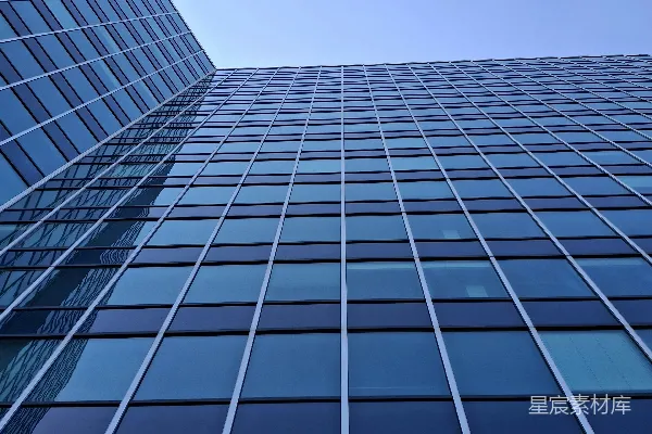 高清摄影 现代建筑的蓝色玻璃外墙映衬在晴朗的天空下。