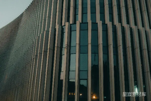 高清摄影 黄昏时分，带有垂直立面元素的现代建筑