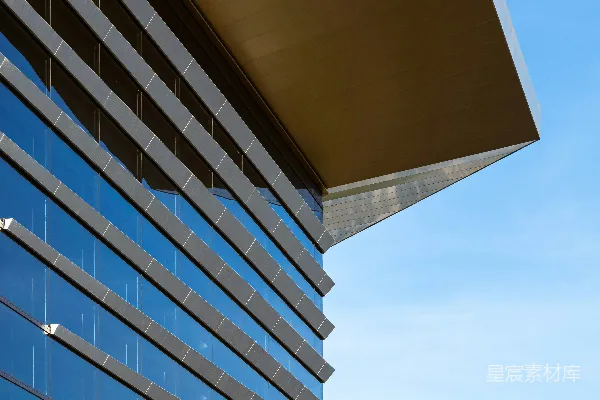 高清摄影 现代建筑，带有玻璃幕墙和倾斜屋顶。