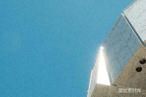 高清摄影 现代化的建筑结构映衬着清澈的蓝天，阳光明媚。