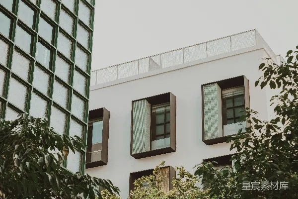 高清摄影 现代绿色网格建筑和带有开放式窗户的白色结构。
