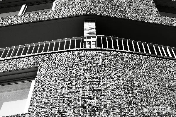 高清摄影 现代化的砖砌建筑，有阳台和窗户。