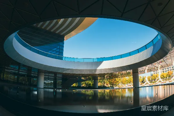 高清摄影 现代建筑，带有圆形开口和反射水面