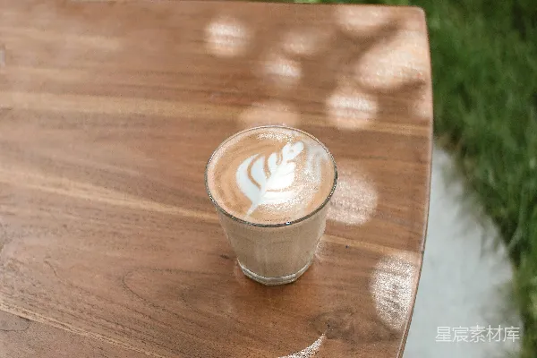 棕色木桌上的清酒杯