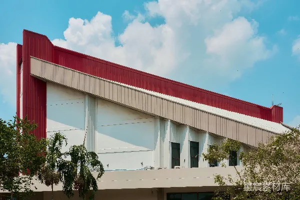 高清摄影 现代建筑，红色和白色外立面在蓝天映衬下