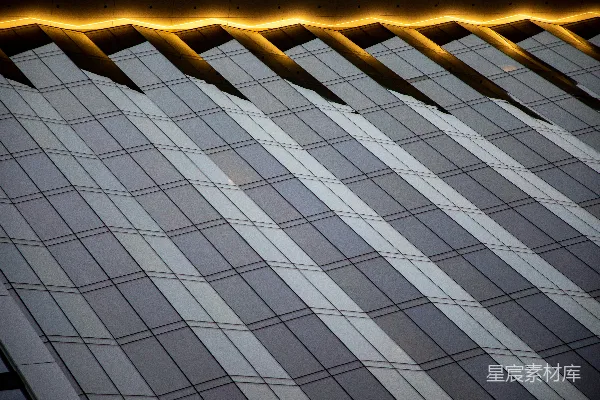 高清摄影 现代建筑的外立面由反光玻璃和闪烁的橙色灯光构成。