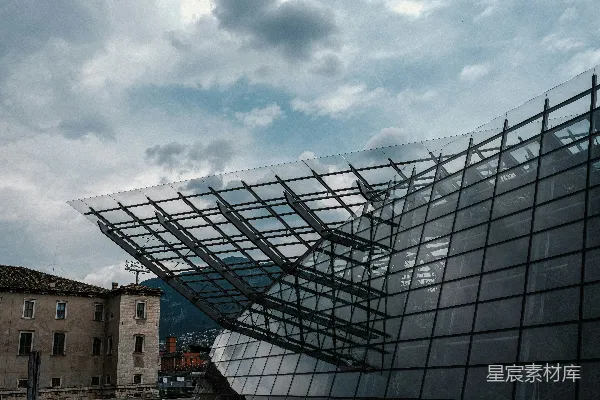 高清摄影 现代玻璃建筑，背景有山脉